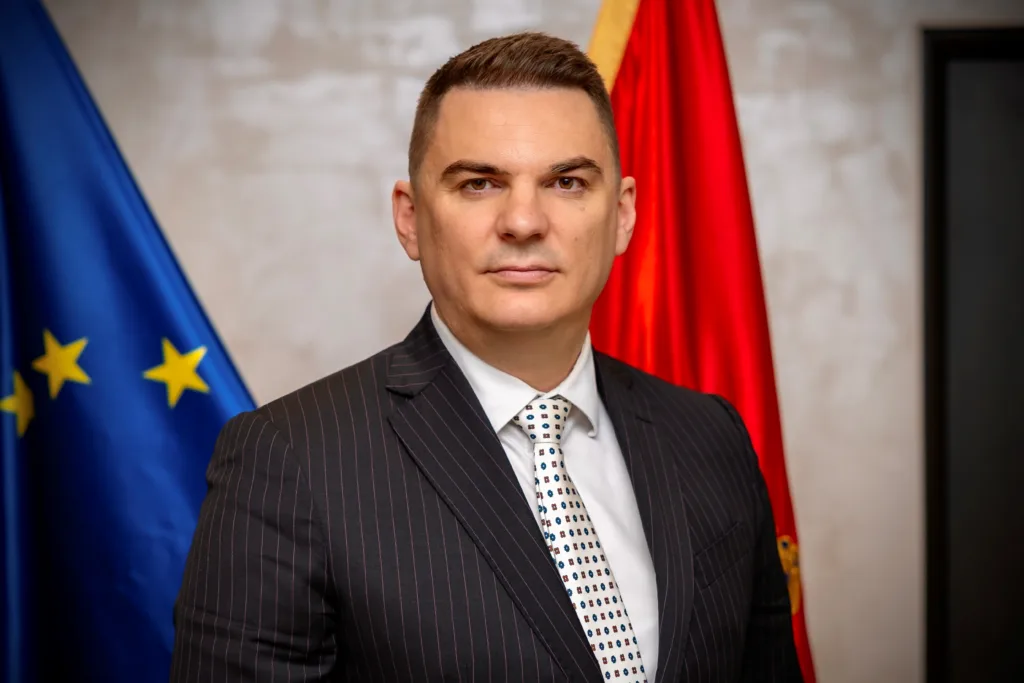 Vlada usvojila Krizni plan za rješavanje poremećaja u snabdijevanju naftnim derivatima 14 Vlada usvojila Krizni plan za rješavanje poremećaja u snabdijevanju naftnim derivatima
