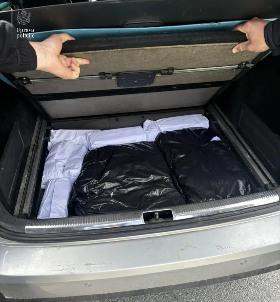 Berane: Krivična prijava zbog nedozvoljene trgovine, pronađeno 30 kilograma akcizne robe 15 Berane: Krivična prijava zbog nedozvoljene trgovine, pronađeno 30 kilograma akcizne robe