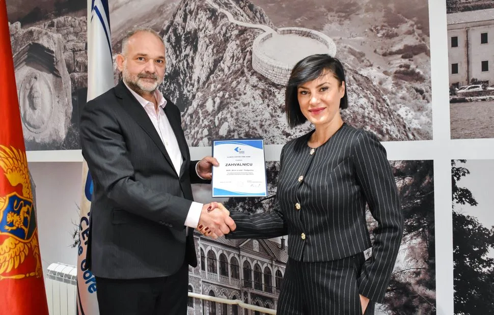 NVO „Brini o sebi“ donirala Kliničkom centru savremenu stolicu za primjenu hemoterapije
