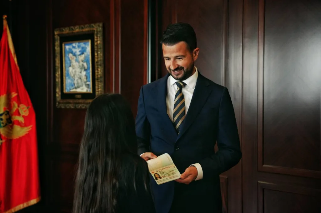 Milatović uručio pasoš Lani Boljević