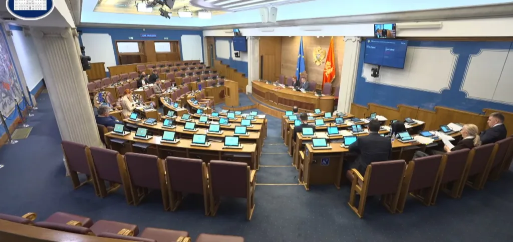 Čarapić: Crnogorci ne ljube lance, oduprite se pokušaju Đukanovića da zaustavi put u EU; Rakočević: Napadali ste važne projekte
