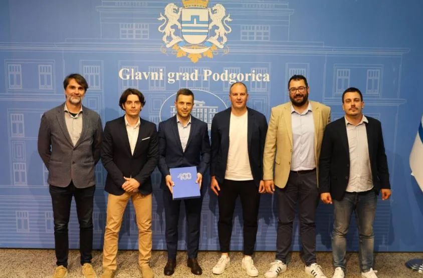 Monografija “Ponosna prošlost, jedna je Budućnost” na poklon gradonačelniku Mujoviću