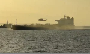 Objavljen video akcije: Britanski marinci se užadima spustili na ruski naftni tanker koji su zaplijenili