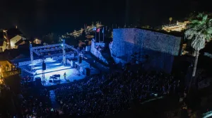 Spektakularno veče u Herceg Novom: Brajan Adams prvi put na otvorenoj sceni, na Kanli kuli