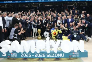 Biberović u posljednjoj sekundi donio Fenerbahčeu titulu prvaka Turske 2 Biberović u posljednjoj sekundi donio Fenerbahčeu titulu prvaka Turske