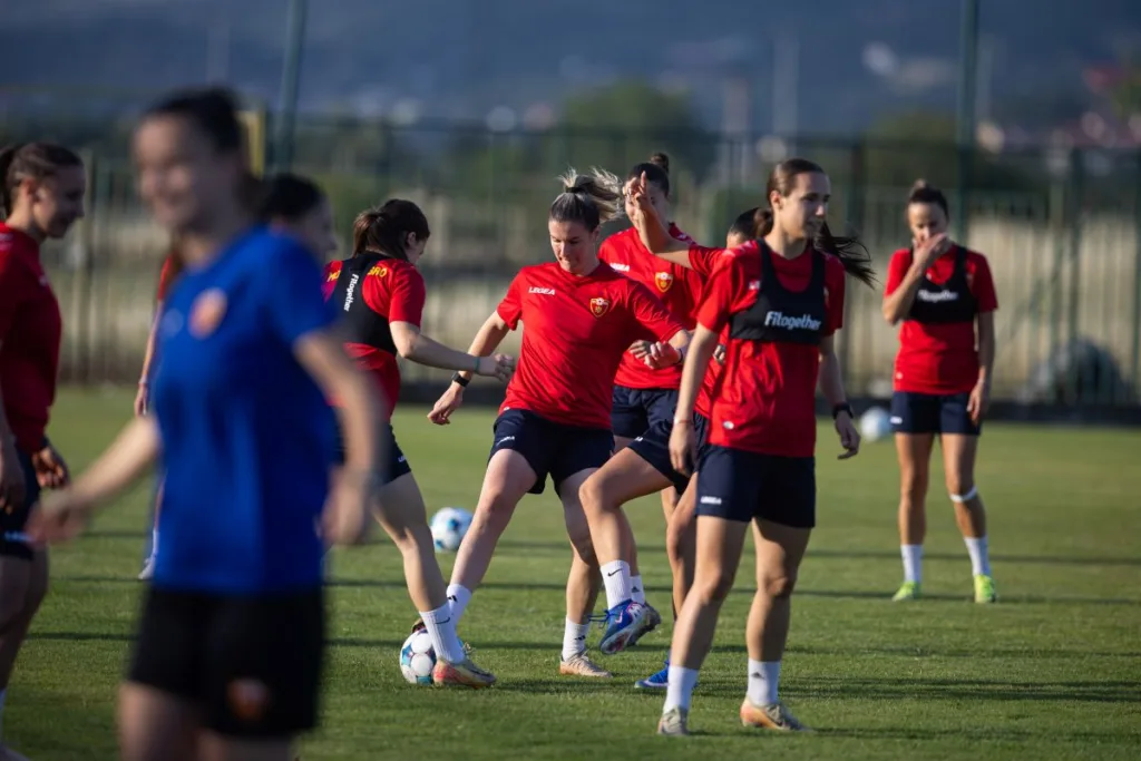 Fudbalerke trening FSCG Filip Roganovic