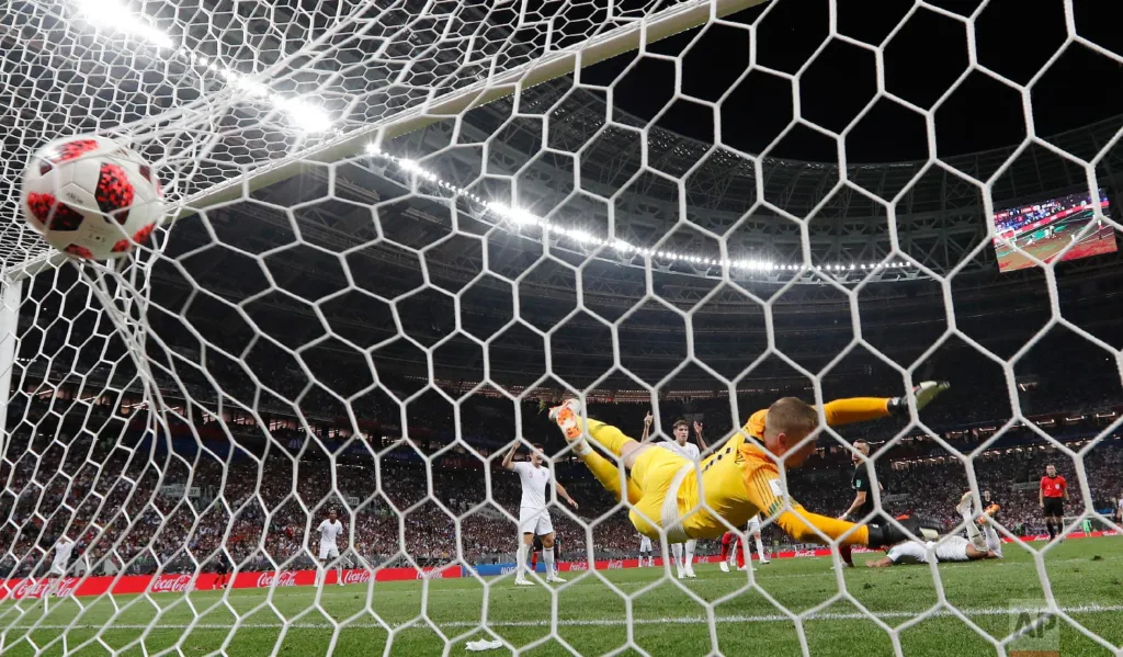 Sve oči uprte u Arlington: Engleska i Hrvatska igraju derbi, CR7 kreće u posljednji lov na "boginju" 1 Hrvatska Engleska 2018 Perisic matira Pikforda AP Photo Frank Augstein