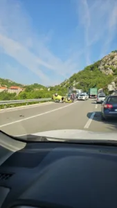 Udes na putu Podgorica-Cetinje, vozilo završilo na krovu 2 Udes na putu Podgorica-Cetinje, vozilo završilo na krovu