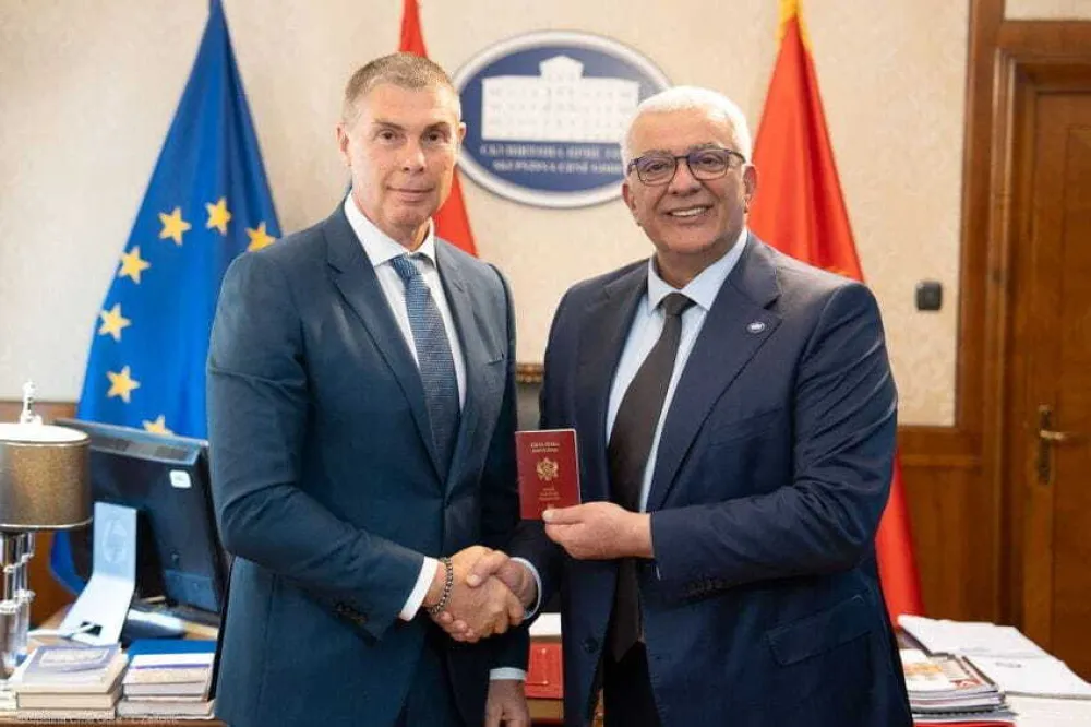 Andrija Mandić uručio pasoš Aleksandru Klemenku
