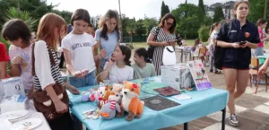 (VIDEO) Humanitarni festival u OŠ „Oktoih“: Dječije rukotvorine, kreativni štandovi, domaći proizvodi…  