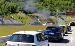 Na auto-putu se zapalilo vozilo, saobraćaj ponovo normalizovan