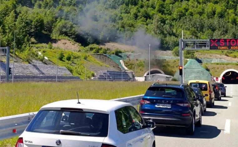 Na auto-putu se zapalilo vozilo, saobraćaj ponovo normalizovan