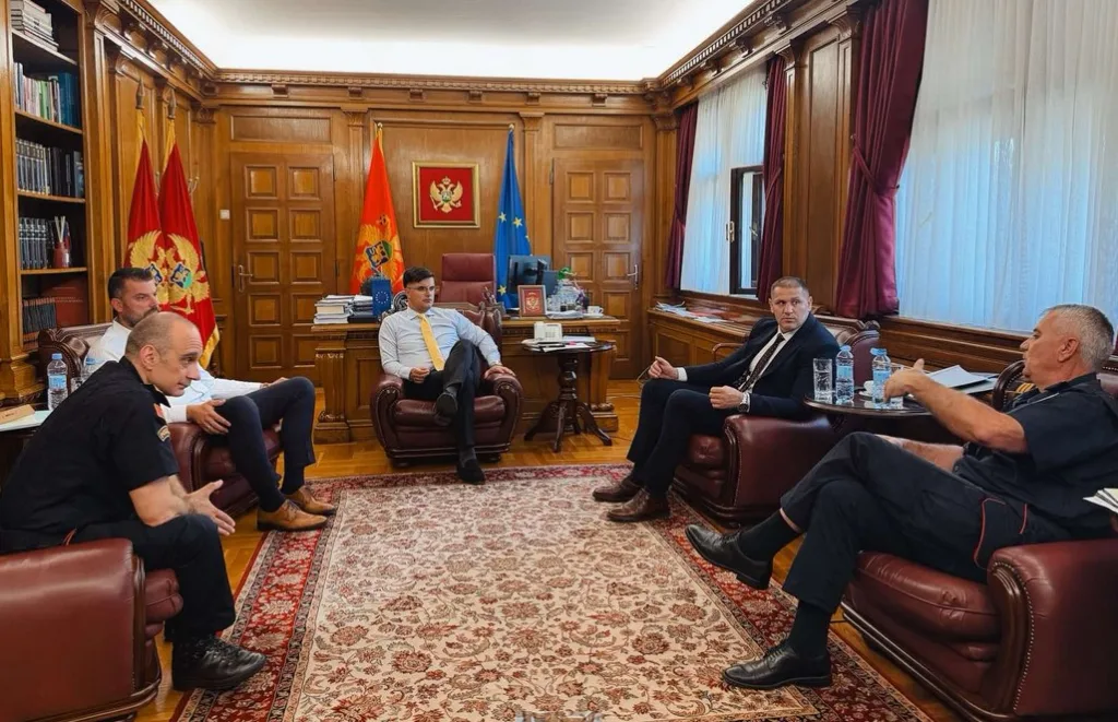 Šaranović i Šćepanović sa rukovodstvom granične policije: Prioriteti efikasan protok putnika i borba protiv prekograničnog kriminala 1 Saranovic i Scepanovic sa celnicima granicne policije foto MUP