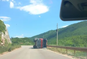 Nikšić: Prevrnuo se kamion, povrijeđena jedna osoba