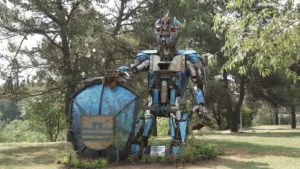 (VIDEO) Nova atrakcija u Podgorici: Skulptura transformersa Teodorusa postavljena iza zgrade stare Vlade 2 (VIDEO) Nova atrakcija u Podgorici: Skulptura transformersa Teodorusa postavljena iza zgrade stare Vlade