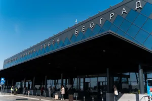 Putnici iz Crne Gore zadržani na beogradskom aerodromu, zadržavani u posebnim prostorijama