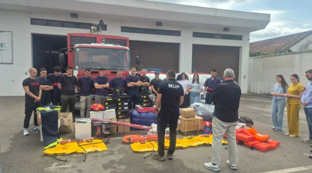 Direktorat ustupio Službi zaštite i spašavanja Tuzi zaštitnu opremu i materijalno-tehnička sredstva