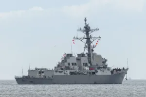 Iran lansirao rakete i dronove na američke razarače