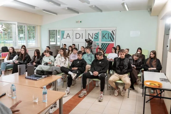srednjoskolciMojkovac