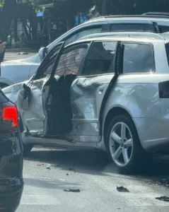 Udes na rasksrnici Ulice 13. jula i Ulice Svetozara Markovića, ekipe na terenu