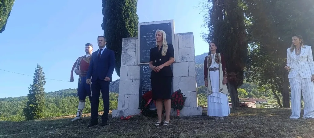 Mujović i Perić položili vijenac na spomenik na Ravnom Lazu u Piperima