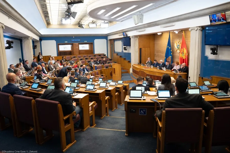 Poslanici danas nastavljaju raspravu o promjenama Ustava