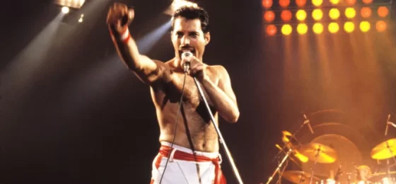 Queen-1982-performan